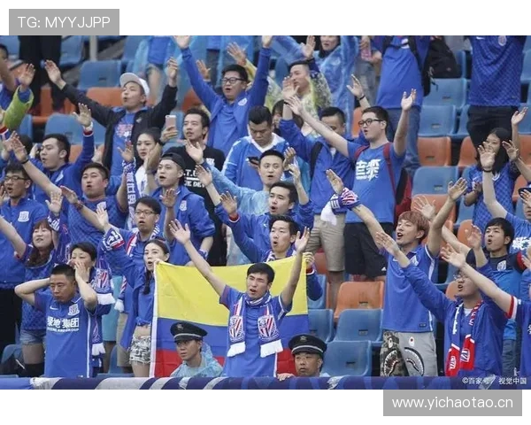 足协杯赛后球迷倒地失去意识 申花球迷紧急施救获赞